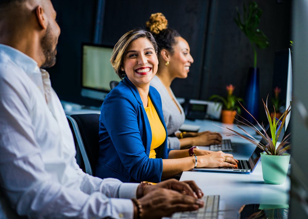 Personnes dans le milieu professionnel qui peint - personal branding et réseautage, nouer des liens professionnels pour attirer les recruteurs