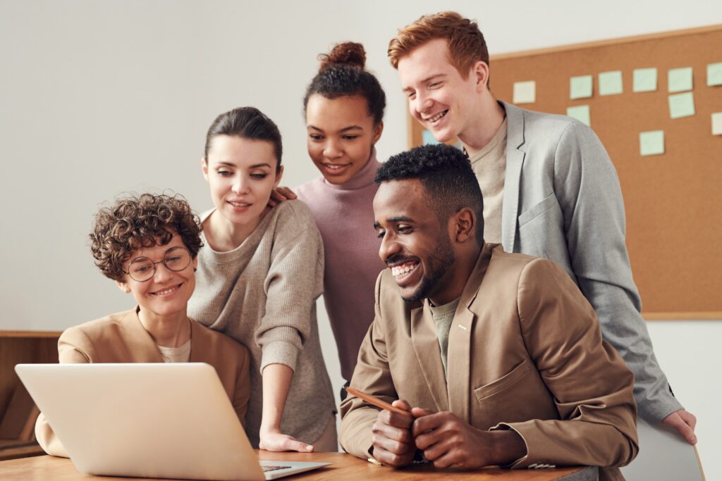 Happiness manager - génération Z n'a plus les mêmes attentes - Réunion avec environnement de travail flexible - Groupe de personnes travaillant 
